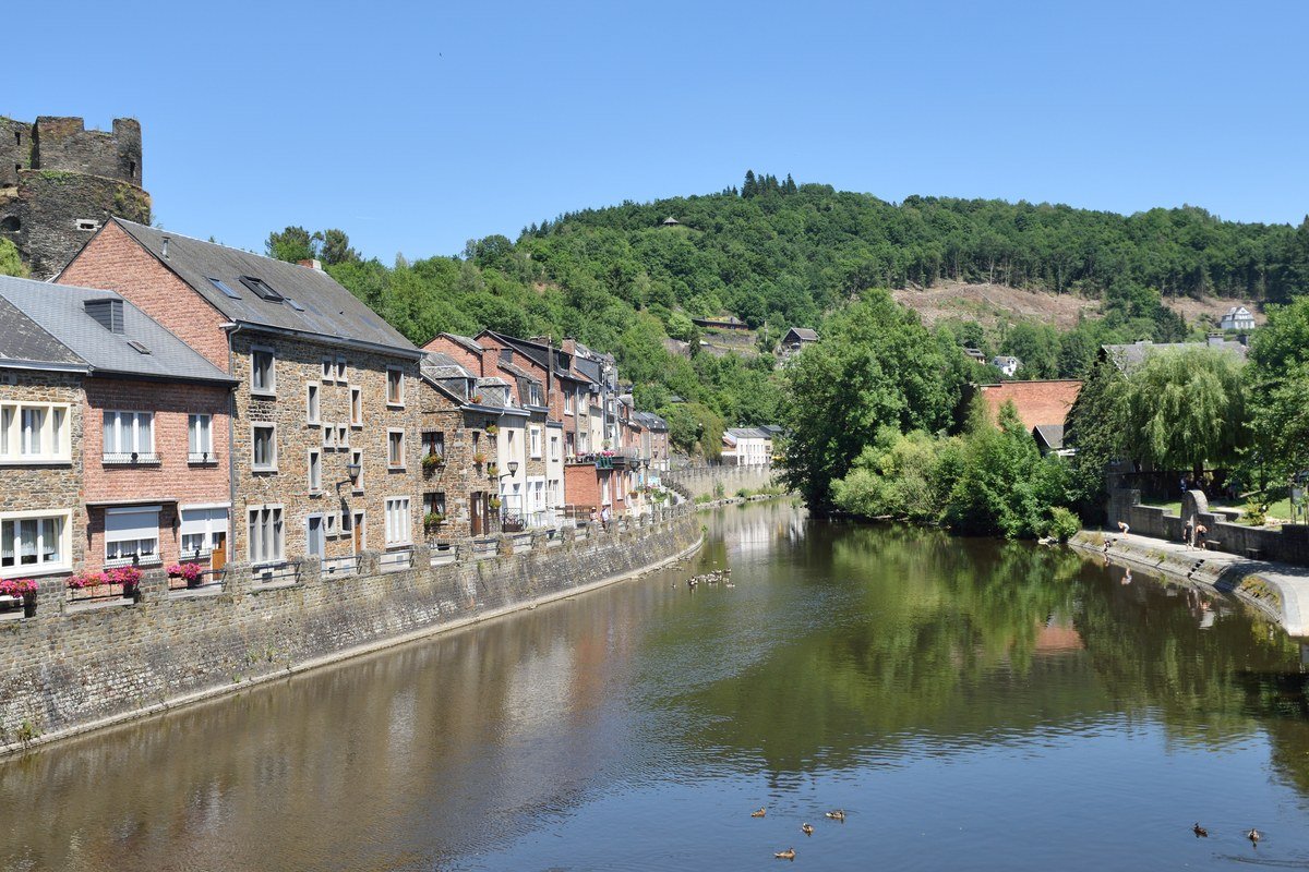 Il fiume Ourthe verso monte nella valle di La Roche-en-Ardenne