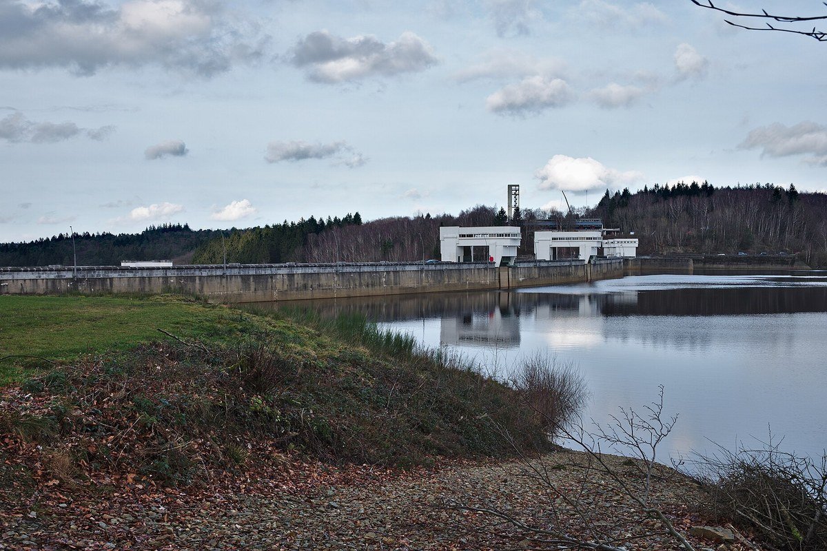 Diga e lago della Wesertalsperre vicino a Eupen