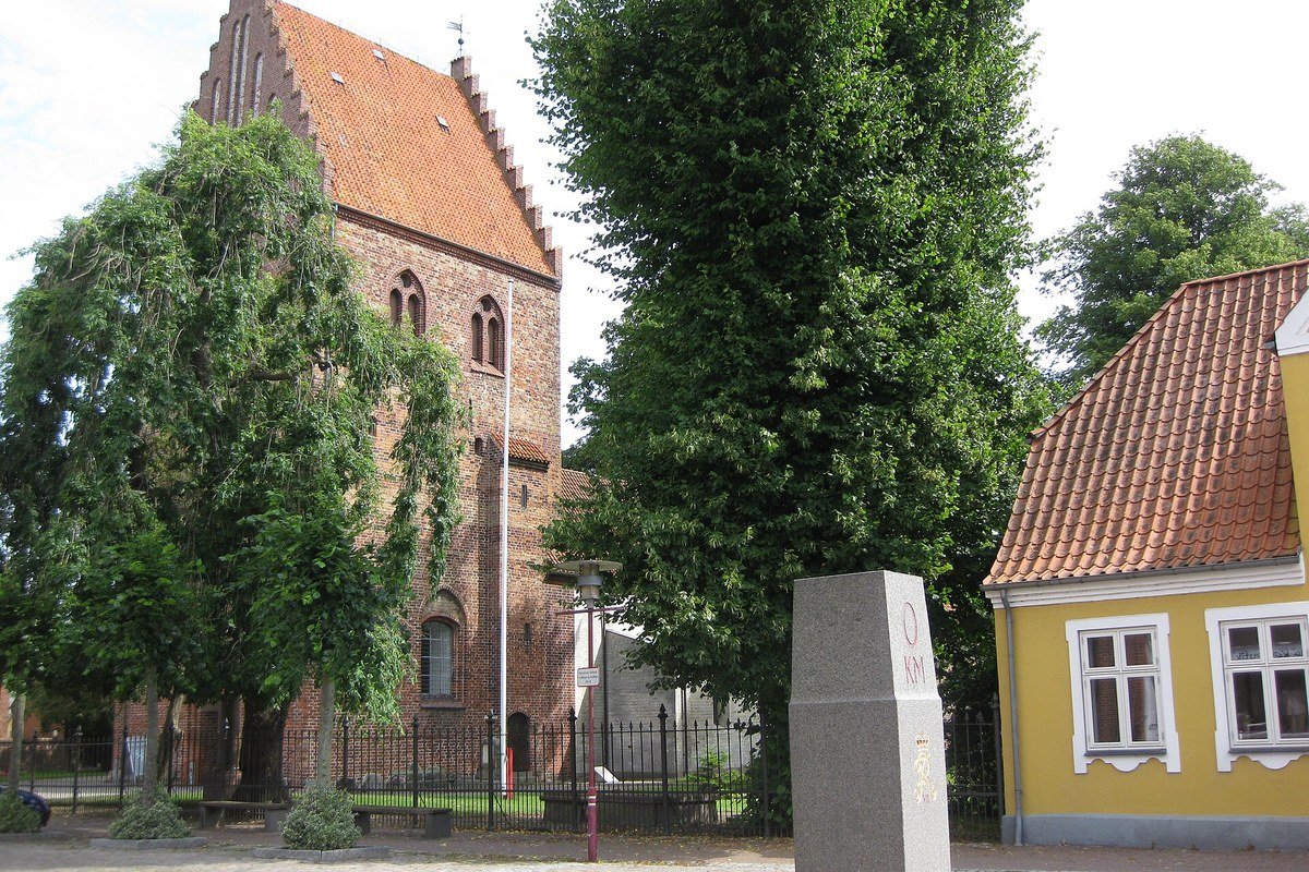 Stubbekøbing Kirke accanto alla piazza del mercato