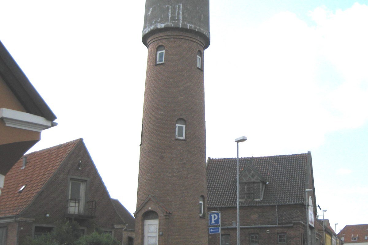 La torre dell’acqua di Aakirkeby, segno del paesaggio urbano