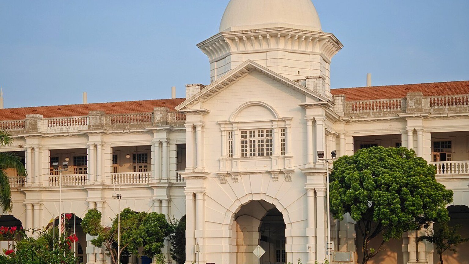 Ipoh in solitaria: stazioni, cinema storici e cucina del Perak