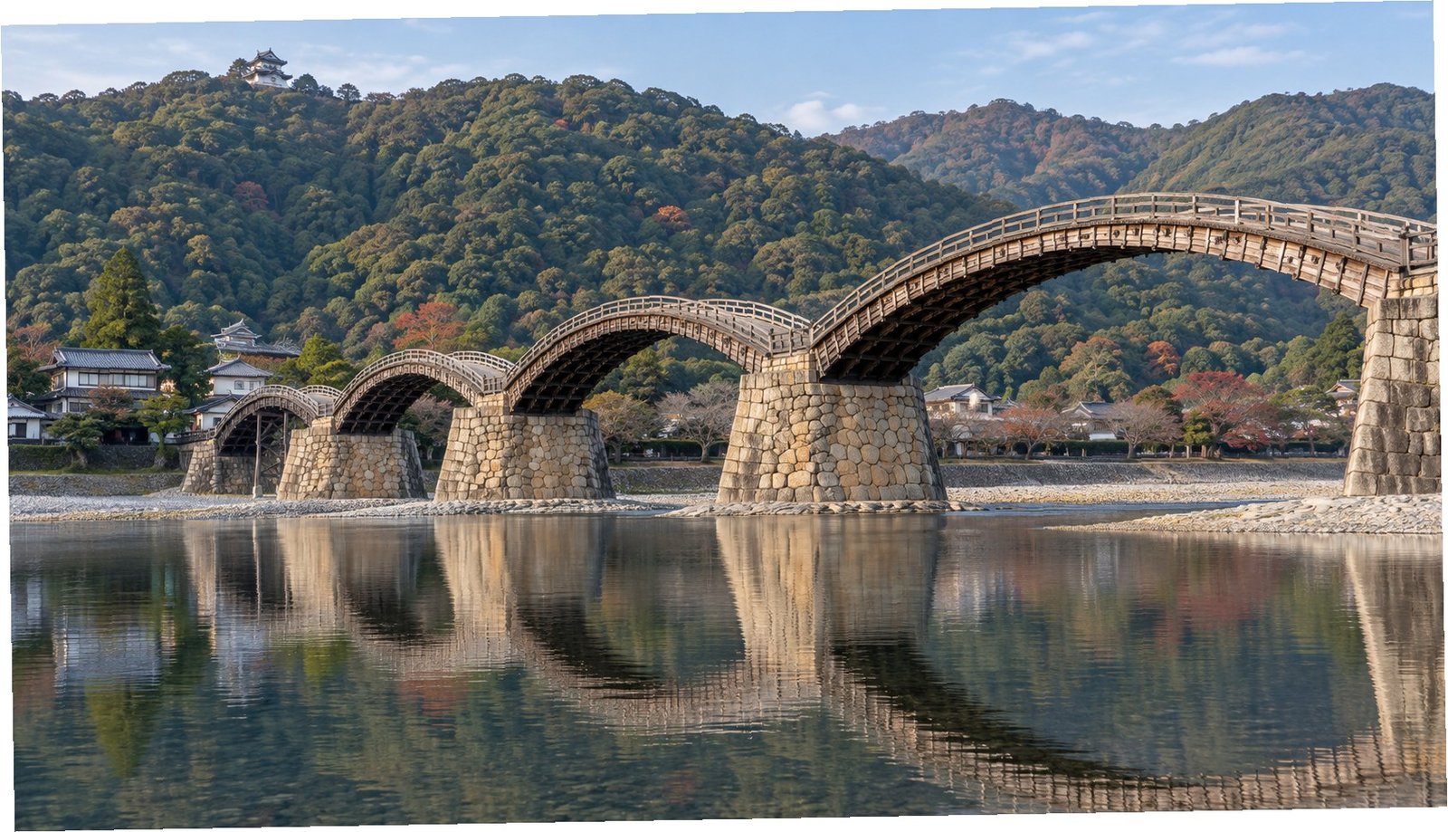 Il ponte Kintai sul fiume Nishiki tra le colline verdi di Iwakuni