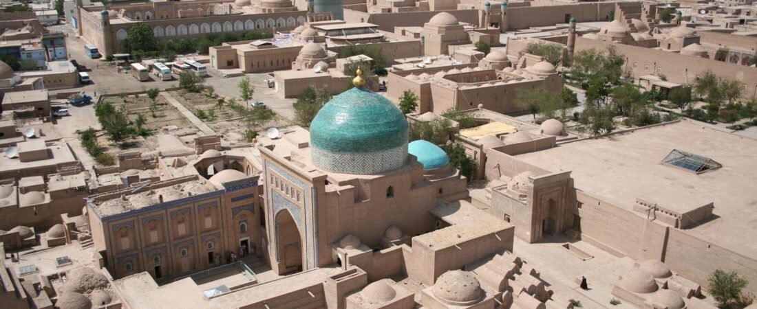 Khiva in solitaria: guida pratica alla città murata
