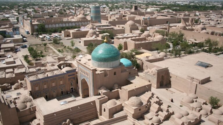 Khiva in solitaria: guida pratica alla città murata