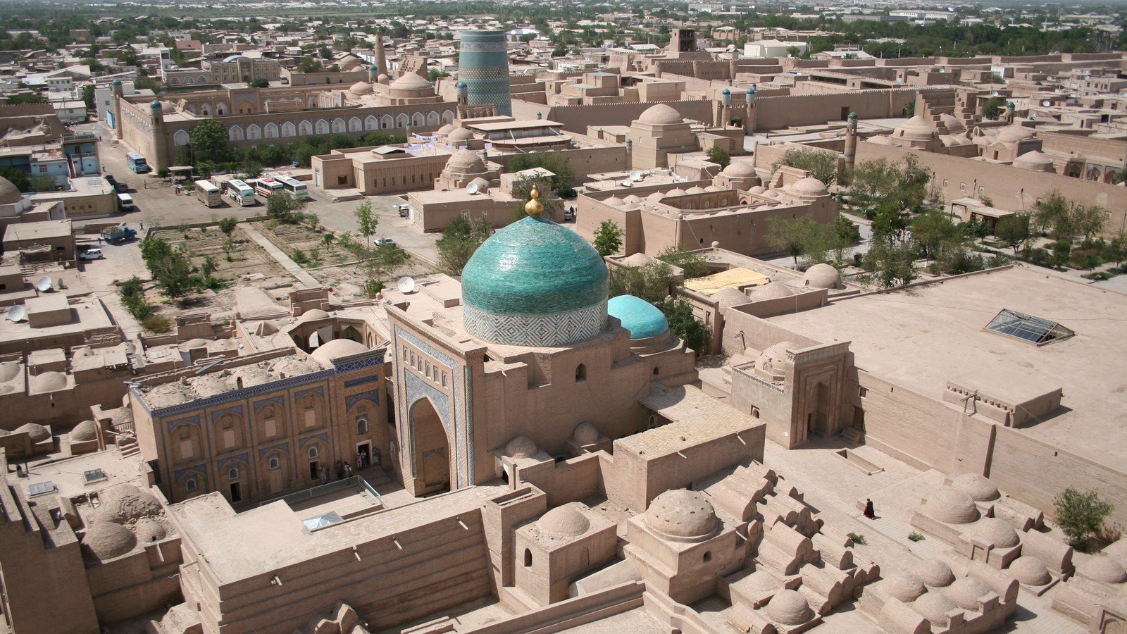 Khiva in solitaria: guida pratica alla città murata