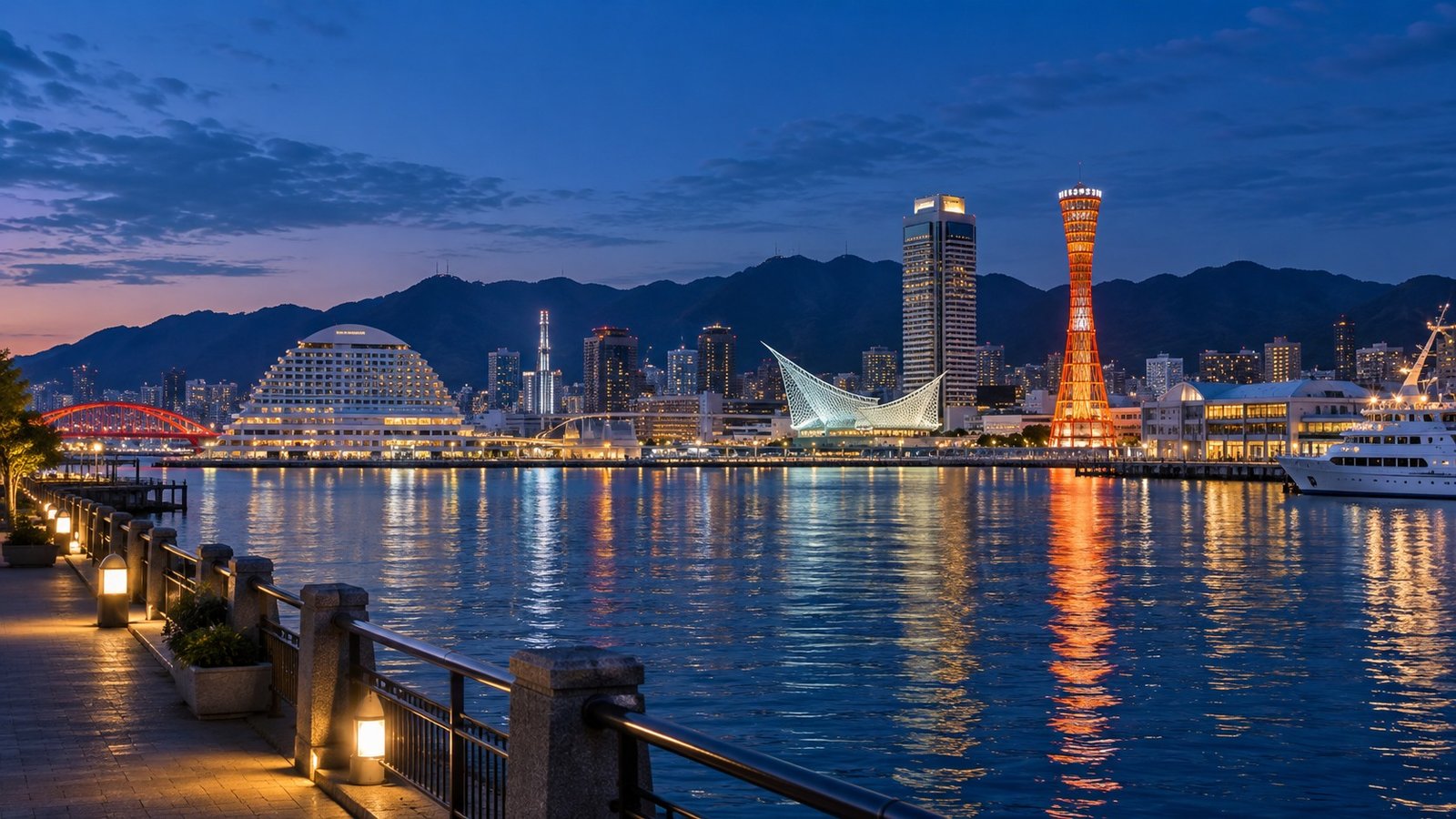 Lungomare di Kobe con il porto e le montagne di Rokko
