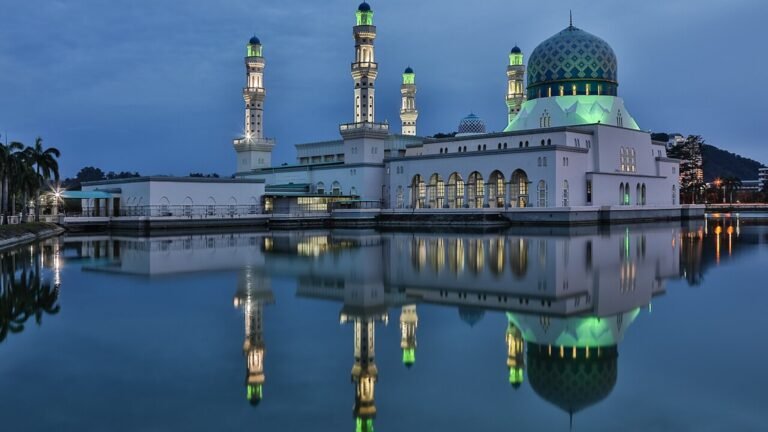Kota Kinabalu in solitaria: moschee, mercati e mare del Sabah