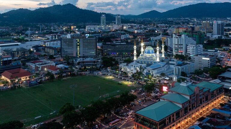 Kuantan in solitaria: costa, moschee e vita urbana della Malaysia