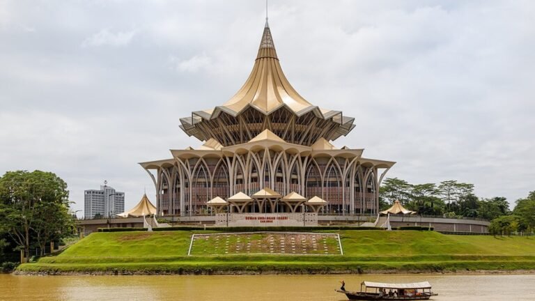 Kuching in solitaria: fiumi, templi e cultura del Sarawak