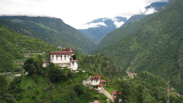 Lhuentse in solitaria: dzong, villaggi e tradizioni del Bhutan