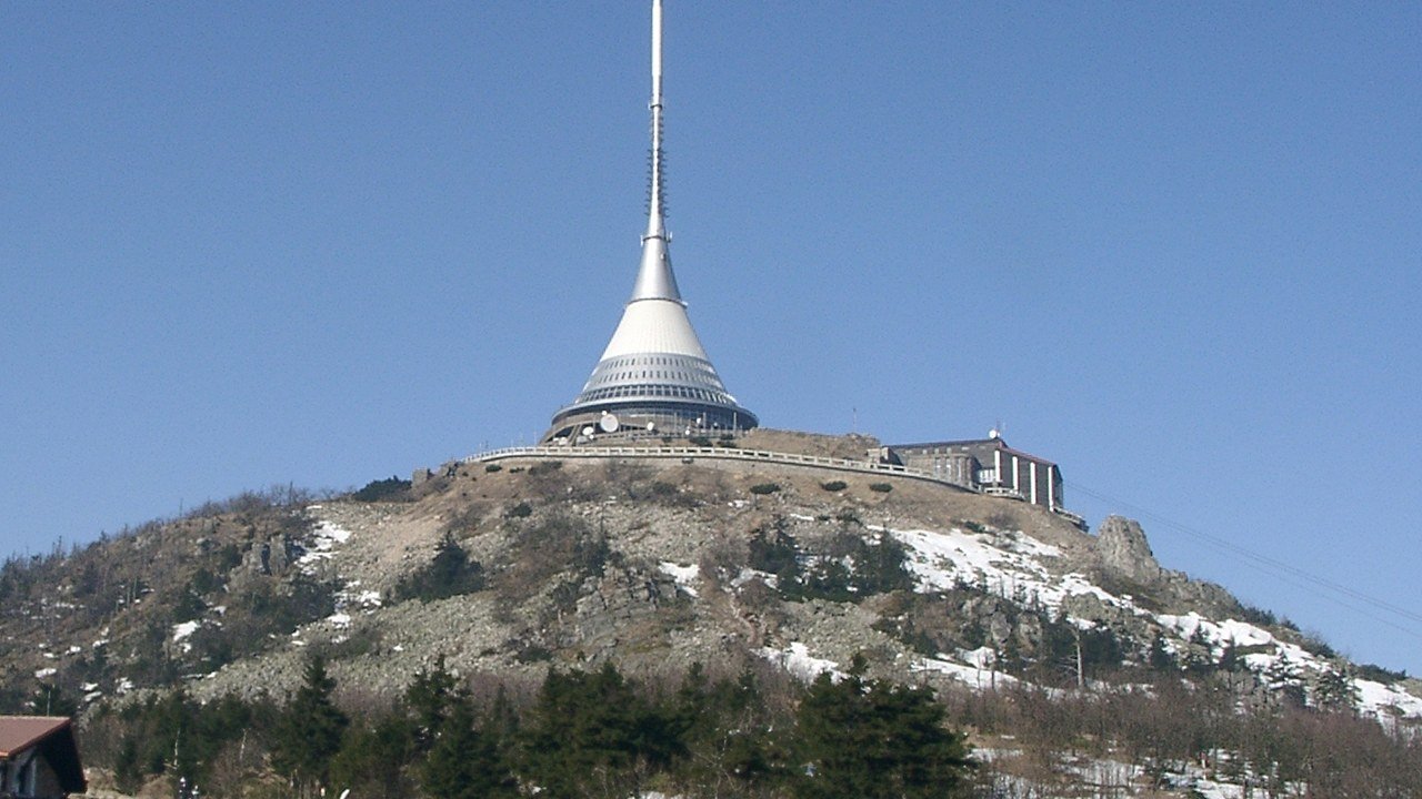 Torre Ještěd sopra Liberec nella Repubblica Ceca