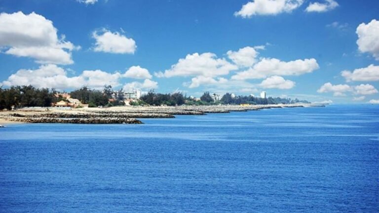 Lobito in solitaria: restinga, porto e costa dellu2019Angola