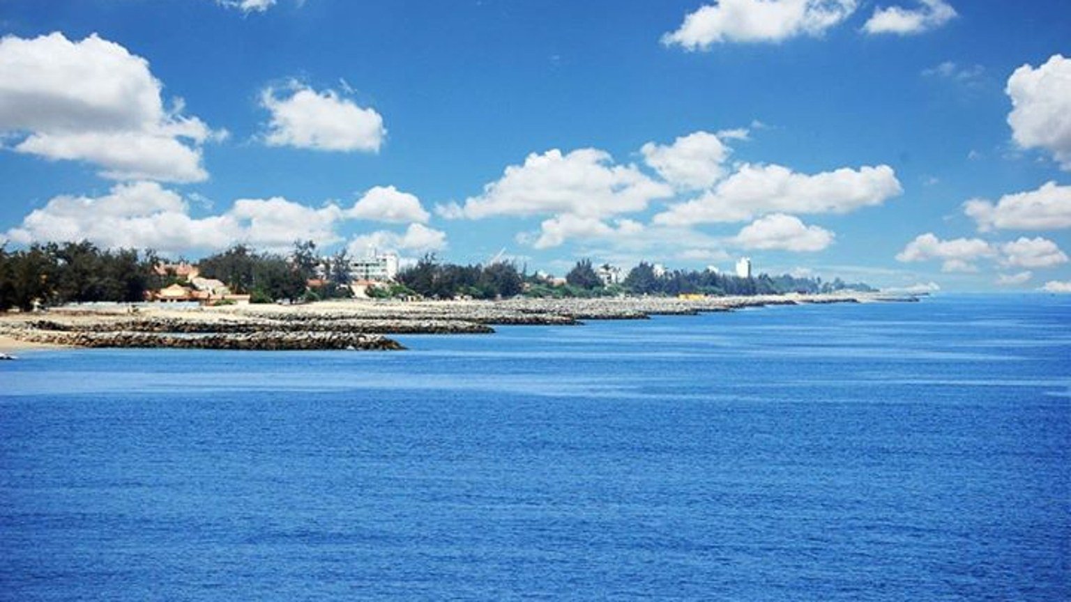 Lobito in solitaria: restinga, porto e costa dellu2019Angola