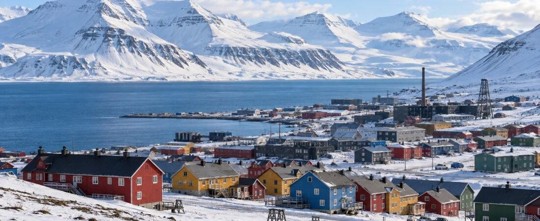 Longyearbyen in solitaria: artico, fiordi e luce polare