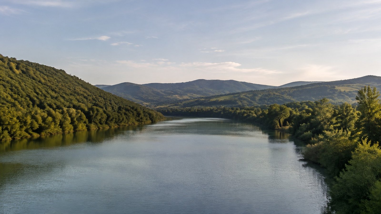 Paesaggio del fiume Drina vicino a Loznica