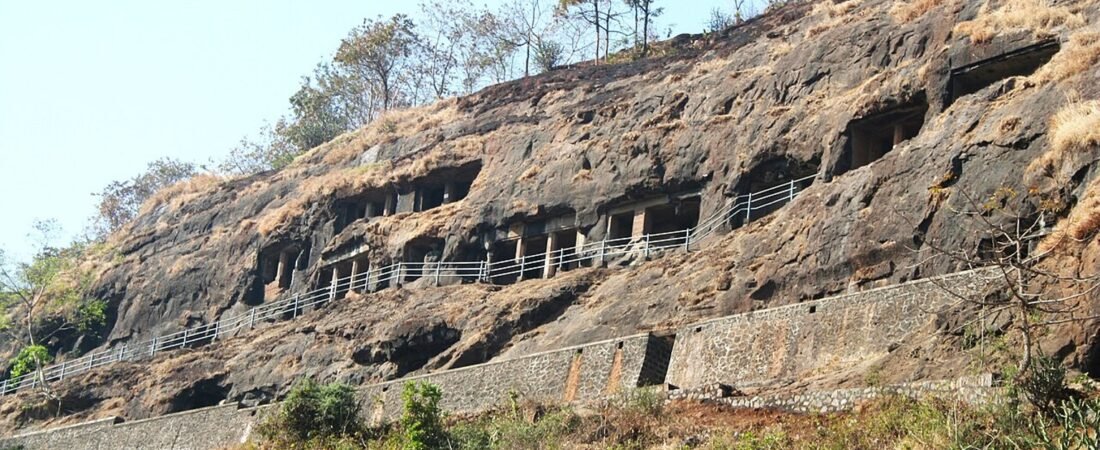 Mahad in solitaria: guida pratica tra grotte, fiumi e storia del Maharashtra occidentale