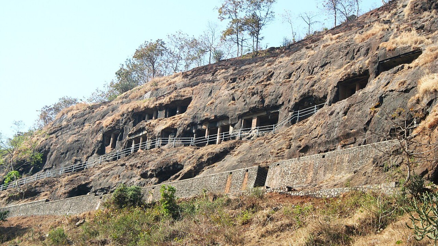 Mahad in solitaria: guida pratica tra grotte, fiumi e storia del Maharashtra occidentale
