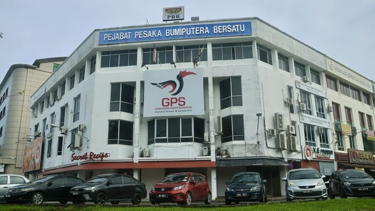 Miri in solitaria: petrolio, murales e costa del Sarawak