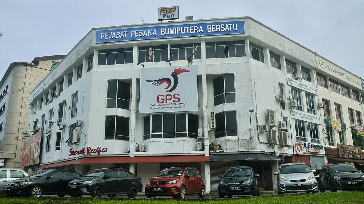 Miri in solitaria: petrolio, murales e costa del Sarawak