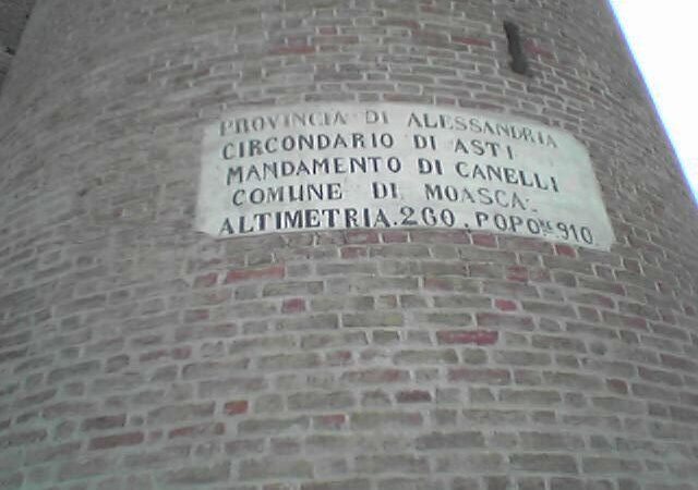 Moasca in solitaria: guida tra Castello di Moasca e territorio