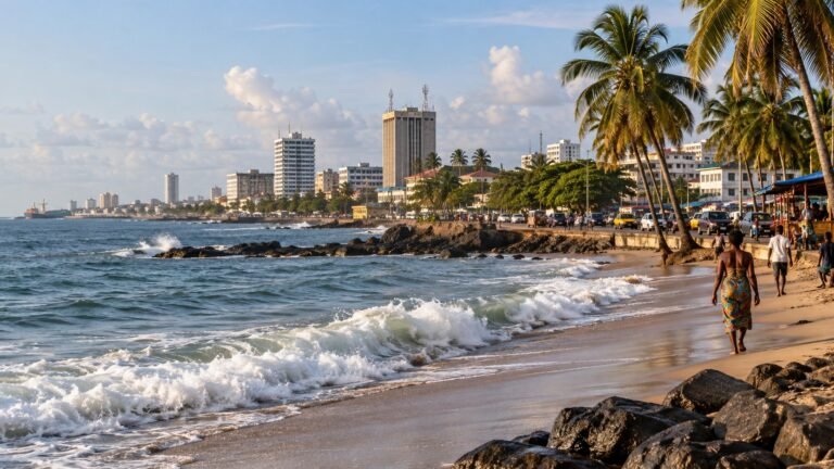 Monrovia in solitaria: oceano, storia e vita urbana della Liberia