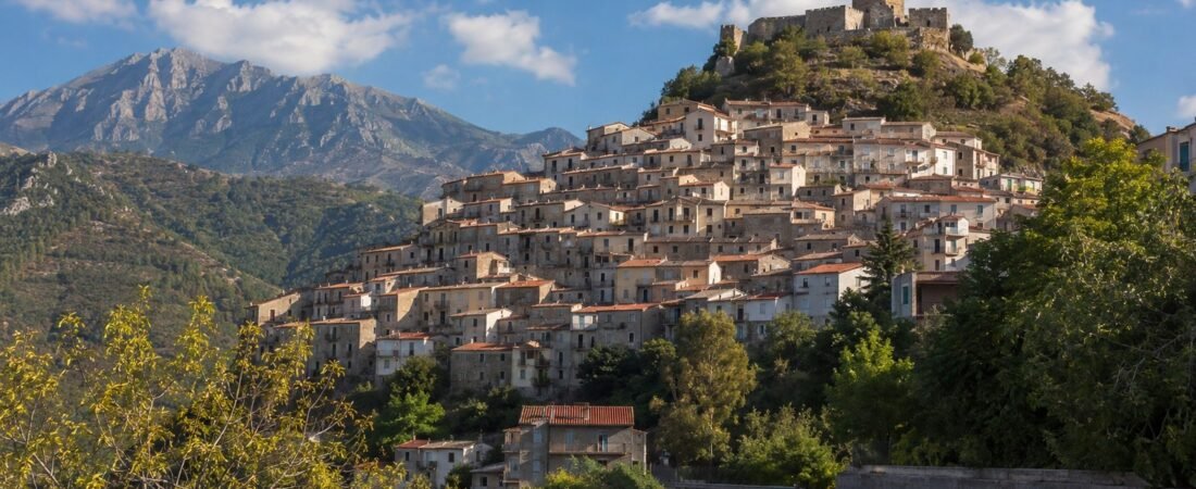 Morano Calabro in solitaria: i tetti sovrapposti e il Pollino