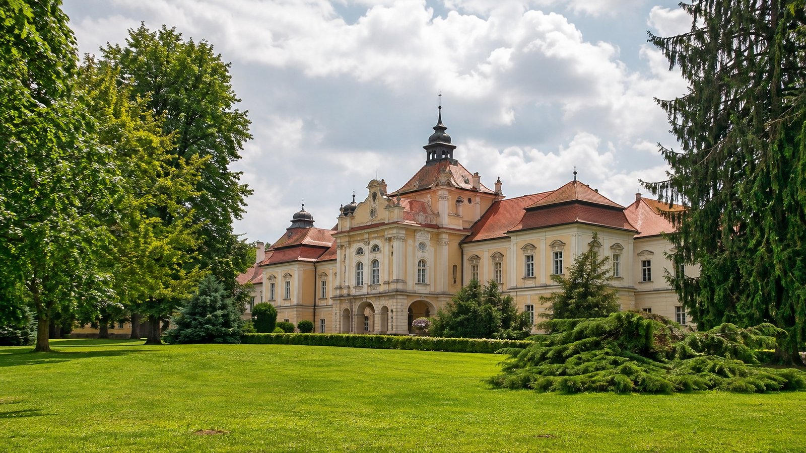 Castello Pejačević nel parco di Našice
