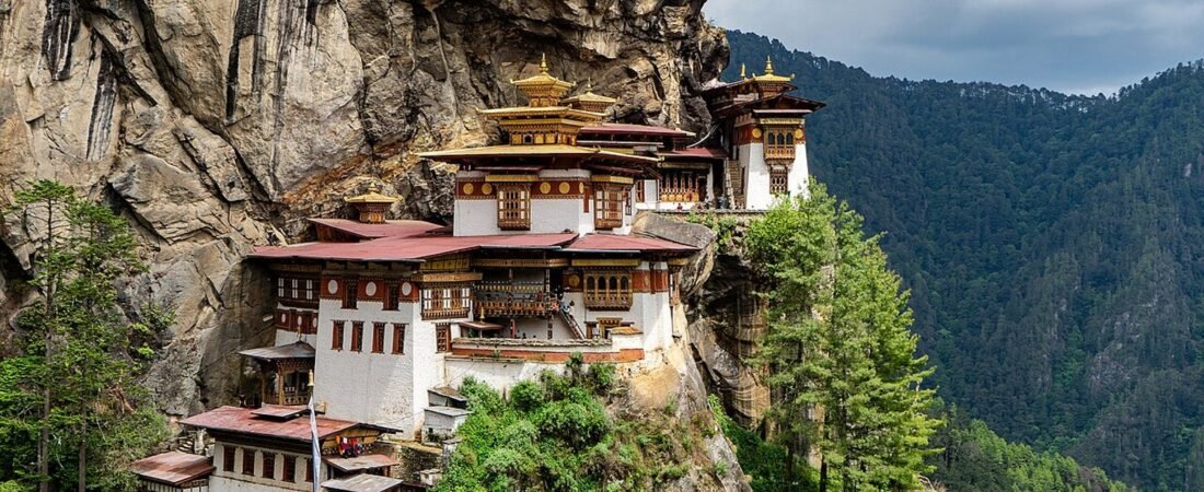 Paro in solitaria: monasteri, risaie e montagne del Bhutan
