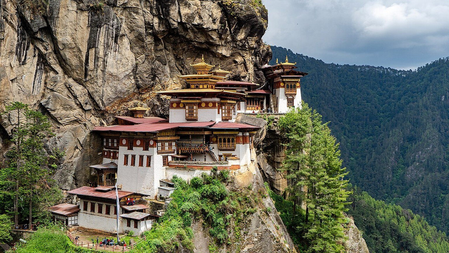 Paro in solitaria: monasteri, risaie e montagne del Bhutan