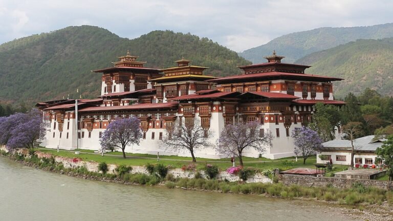 Punakha in solitaria: dzong, fiumi e valli del Bhutan