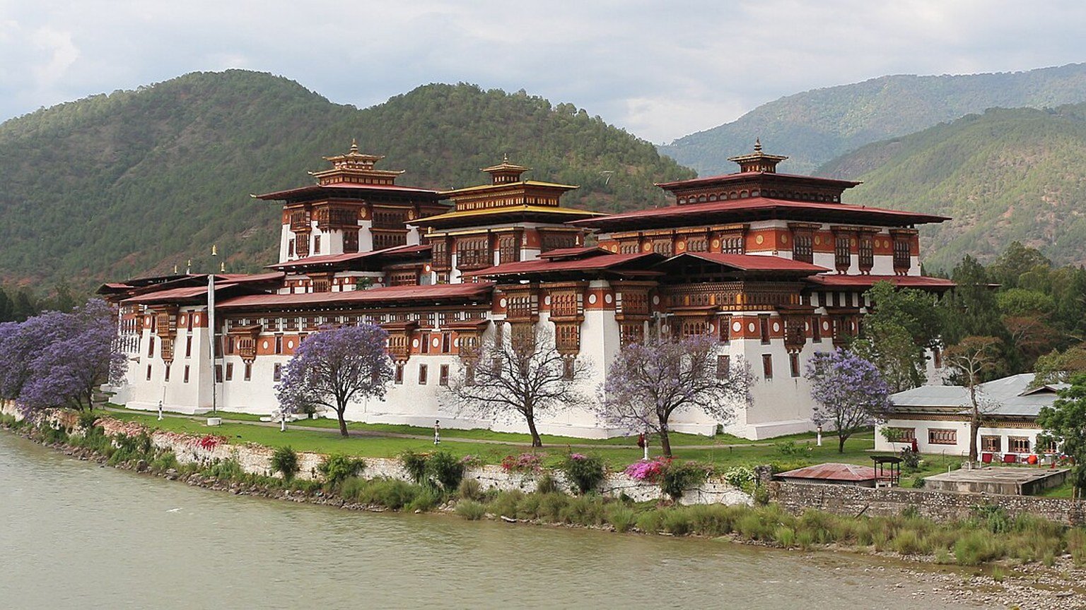 Punakha in solitaria: dzong, fiumi e valli del Bhutan