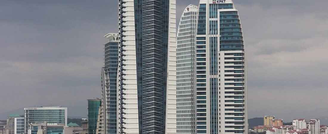 Putrajaya in solitaria: ponti, moschee e architettura della Malaysia