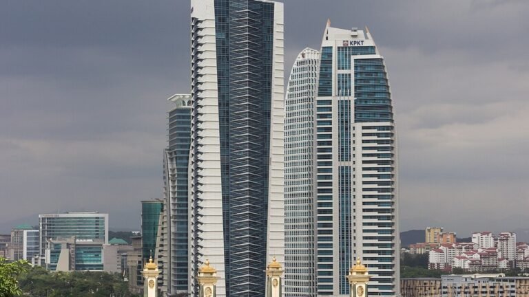 Putrajaya in solitaria: ponti, moschee e architettura della Malaysia