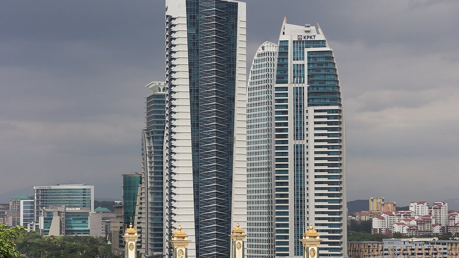 Putrajaya in solitaria: ponti, moschee e architettura della Malaysia