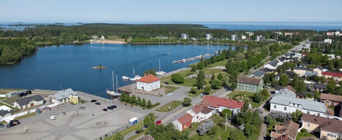 Raahe in solitaria: guida lenta tra legno, mare e memoria marittima