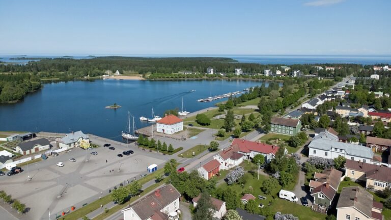 Raahe in solitaria: guida lenta tra legno, mare e memoria marittima