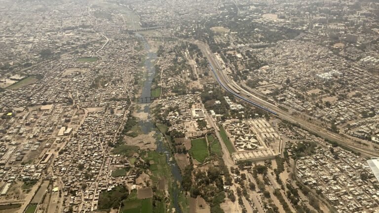 Rajkot in solitaria: fiumi, quartieri e Gujarat urbano