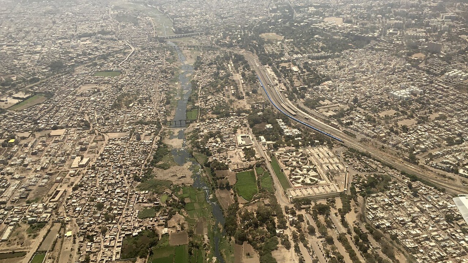 Rajkot in solitaria: fiumi, quartieri e Gujarat urbano