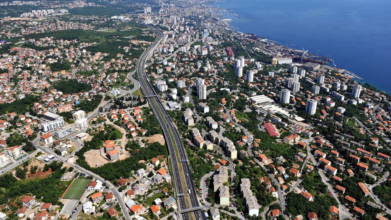 Vista aerea di Rijeka e del porto in Croazia