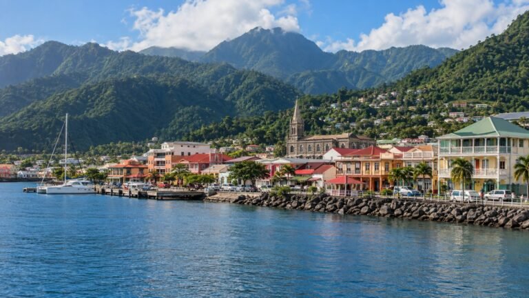 Roseau in solitaria: foresta, sorgenti e ritmo caraibico a Dominica