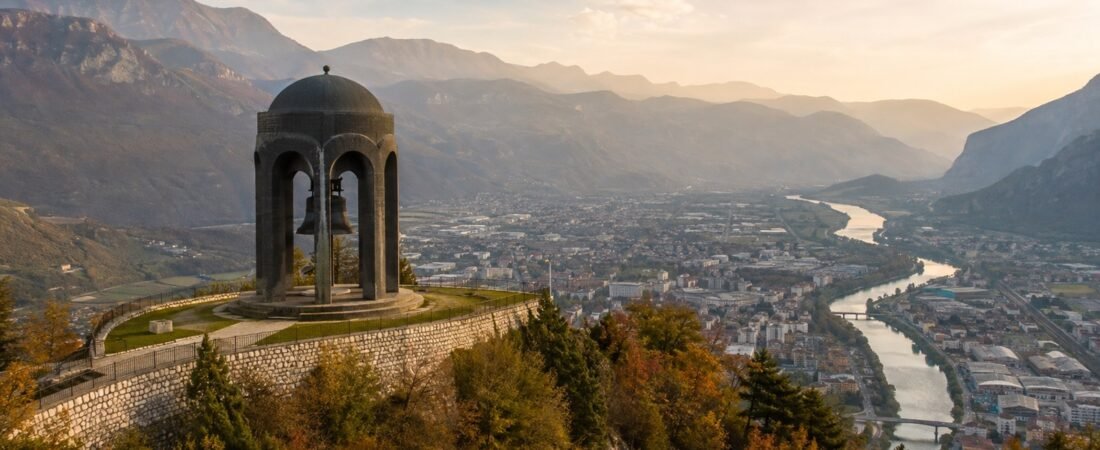 Rovereto in solitaria: arte, pace e montagne tra Vallagarina e Monte Baldo