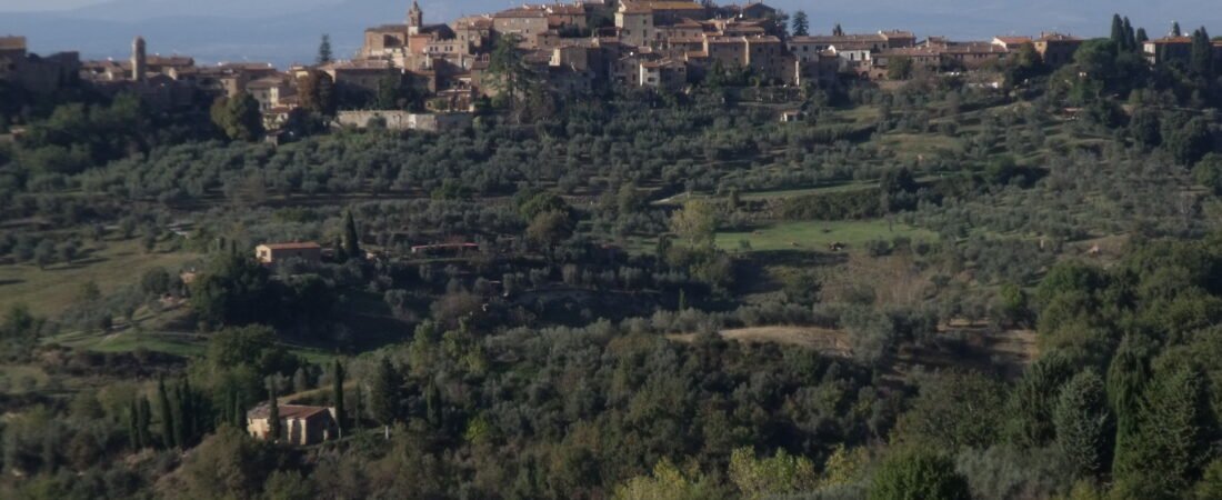 San Giovanni d’Asso in solitaria: guida tra C e territorio