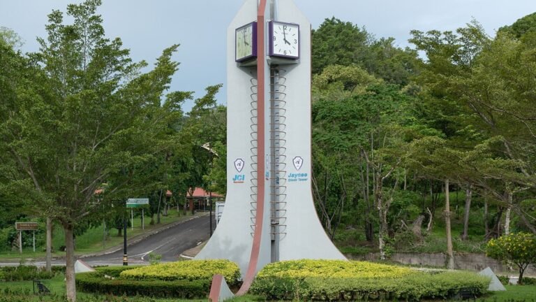 Sandakan in solitaria: memoria, foresta e costa del Sabah