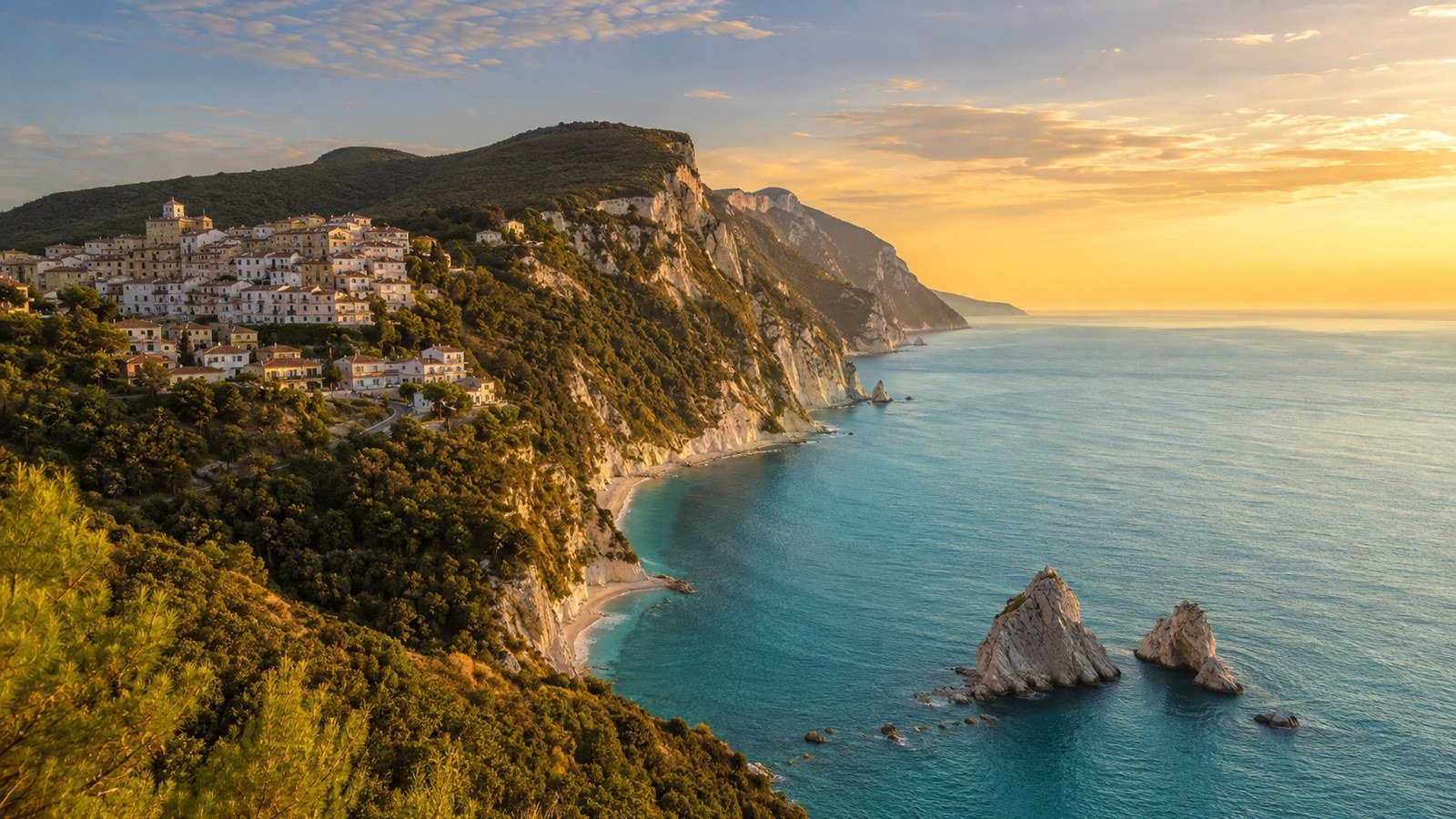 Sirolo in solitaria: borgo, spiagge e sentieri della Riviera del Conero