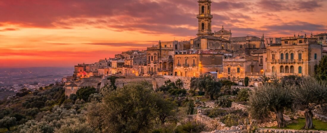 Specchia in solitaria: barocco, ulivi e i due mari del Salento