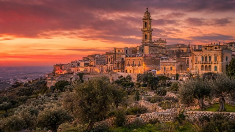 Specchia in solitaria: barocco, ulivi e i due mari del Salento