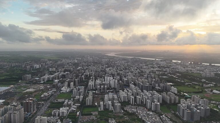 Surat in solitaria: ponti, skyline e Gujarat urbano