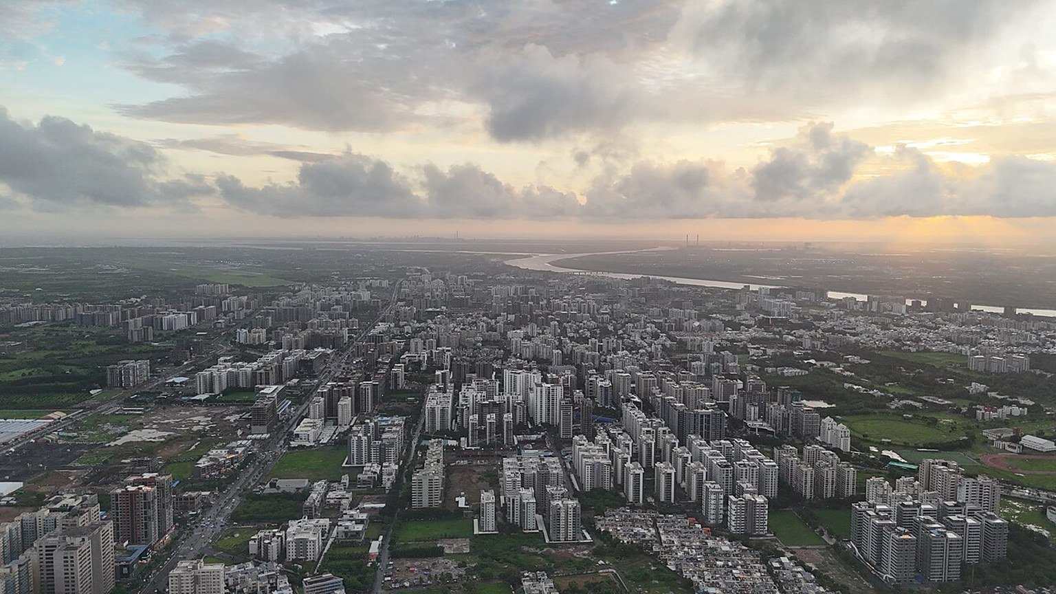 Surat in solitaria: ponti, skyline e Gujarat urbano