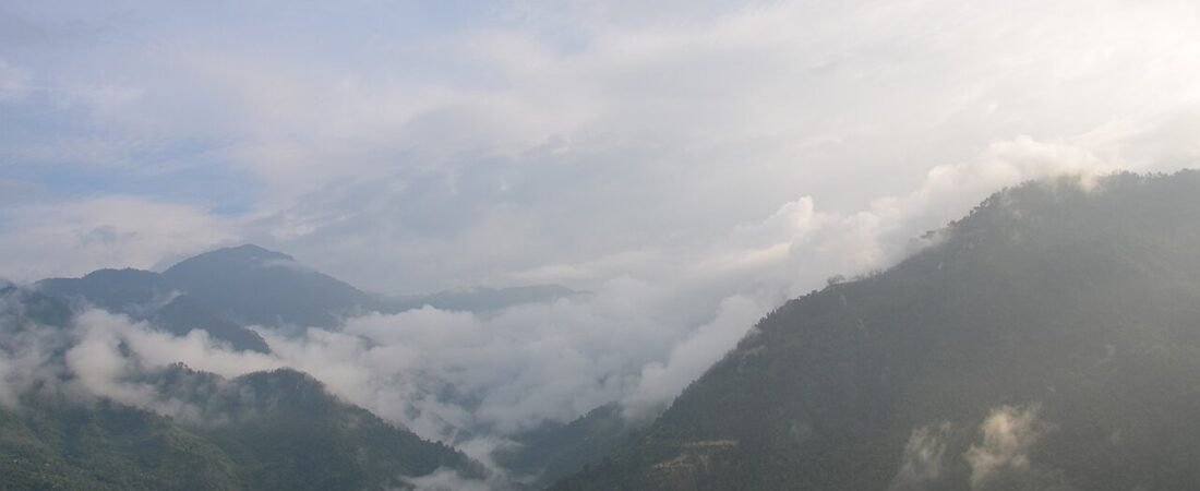 Taplejung in solitaria: montagne, rododendri e sentieri del Nepal