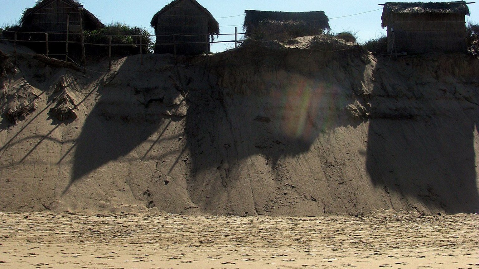 Tofo in solitaria: oceano, spiagge e squali balena del Mozambico